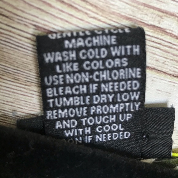 Torrid Black & White S/S Tribal Pattern Top Size 4 - Picture 7 of 7